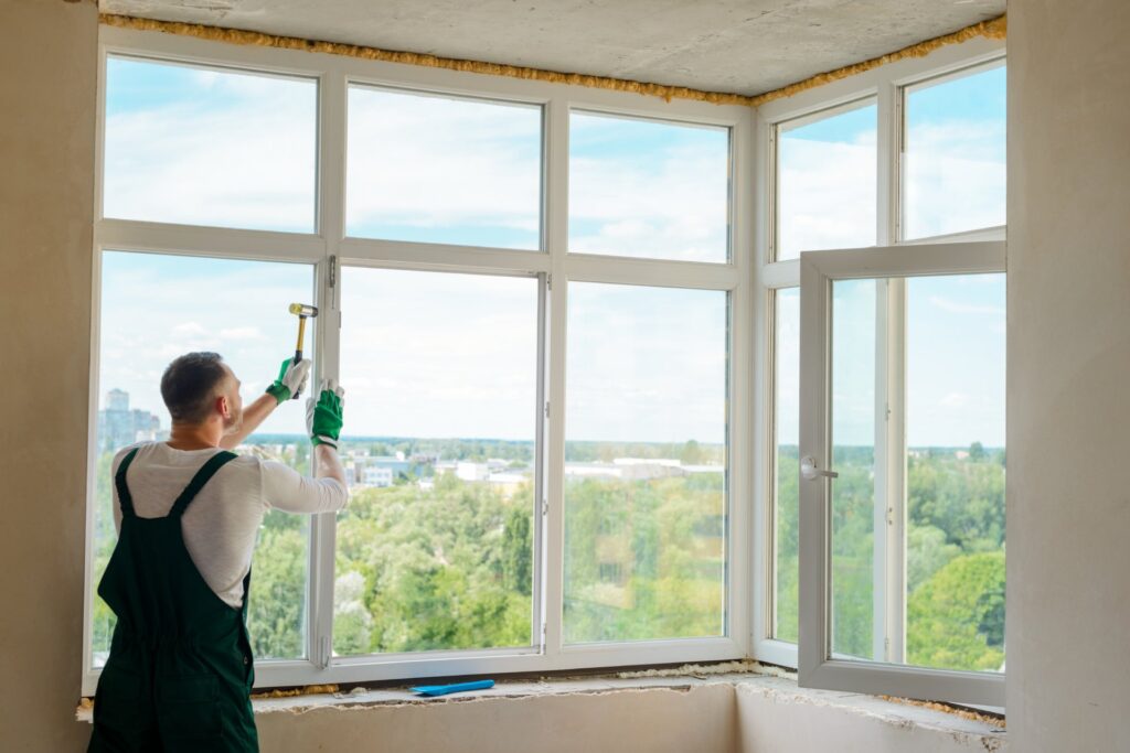 Mitarbeiter wartet Brandschutztüren